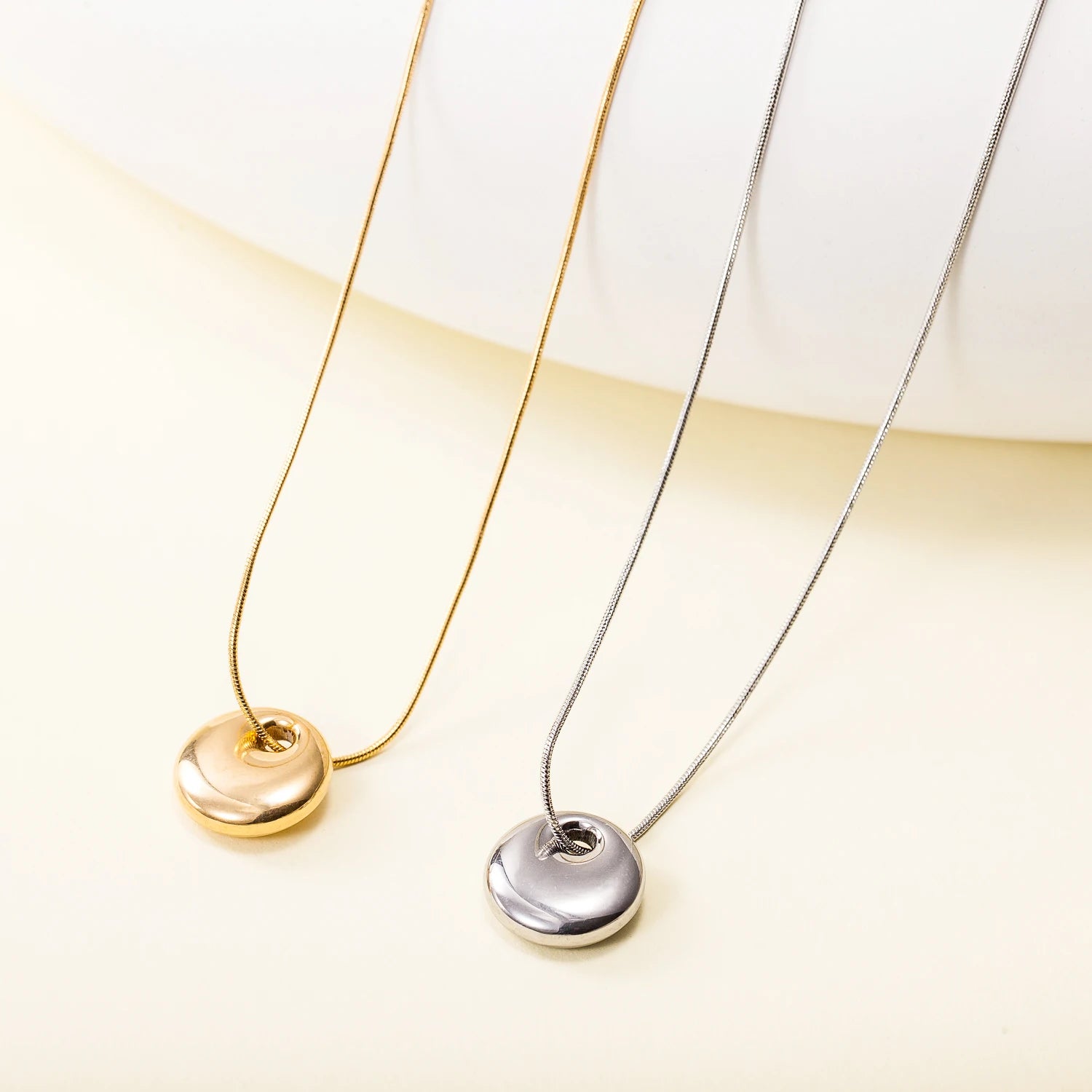 Hot Selling New Stainless Steel Fashion Snake Bone Chain 18k Gold Plated Minimalist Charm Round Circular Necklace