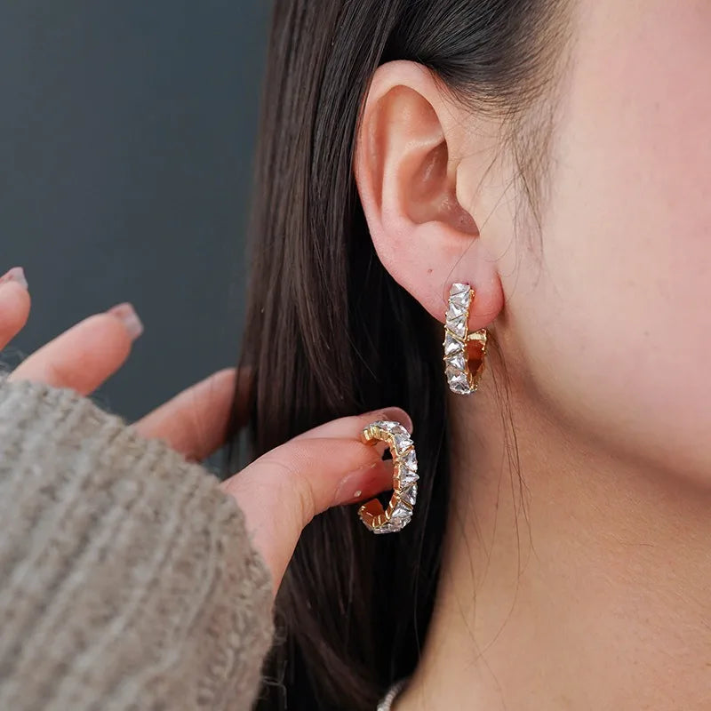Trendy Luxurious Women's C-Shaped Alloy Bezel Setting Earrings Exquisite Niche Design Zircon Studs Geometric Pattern Fashionable