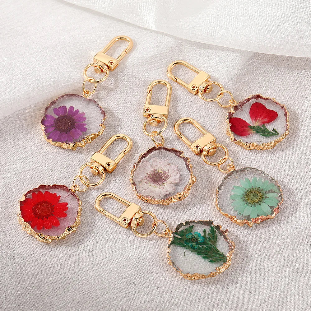 Hot Selling Custom Logo Epoxy Floral Keychain Metal Dried Daisy Flower Key Chain Ring Charm for Bags
