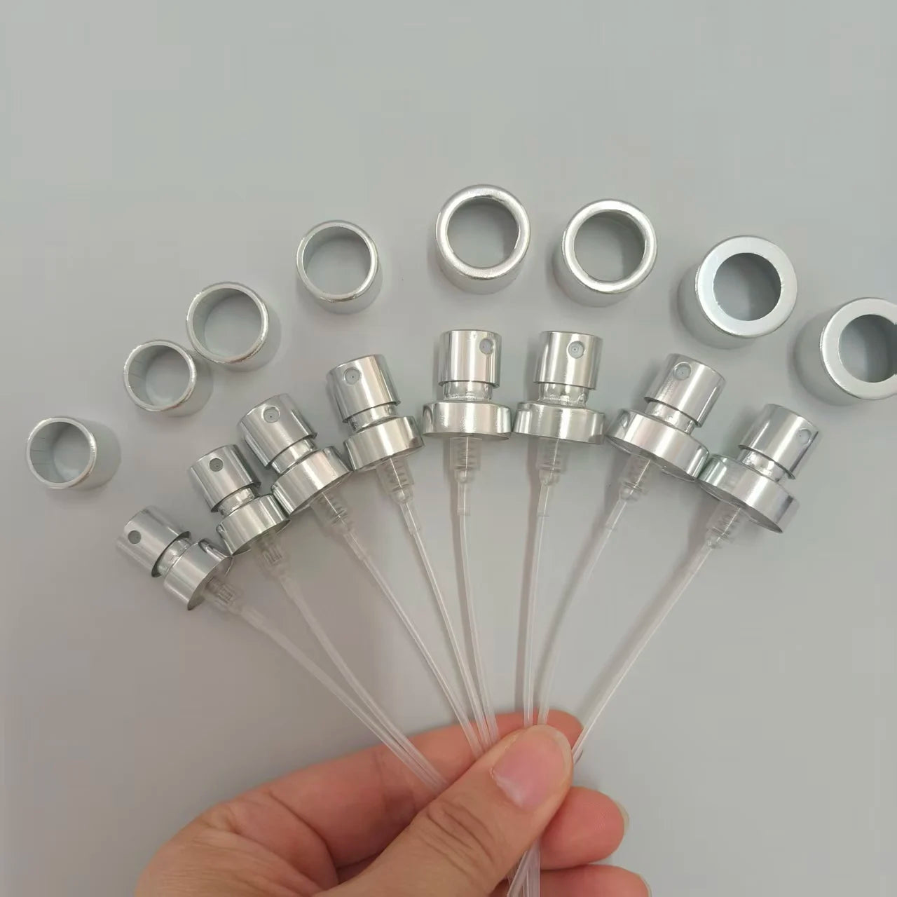 Free Sample 13 15 18 20mm Aluminium-Plastic Sprayer Silver Non Spill Fine Mist Sprayer Perfume Crimp Sprayer Pump