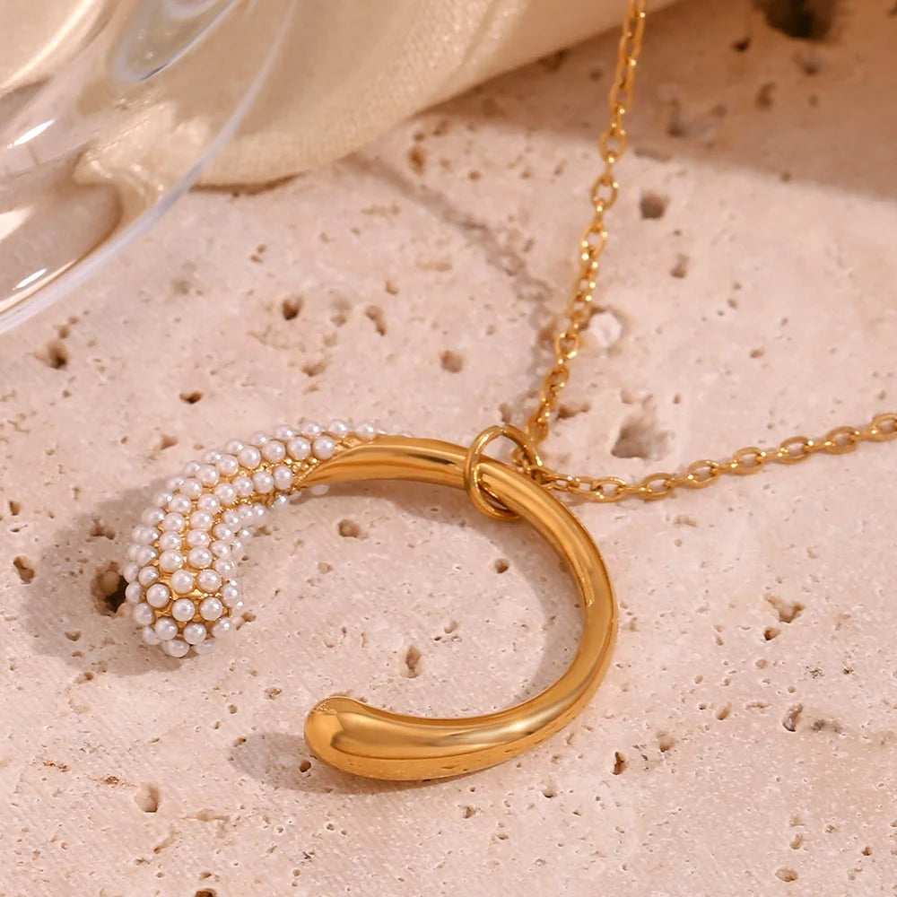 2023 New Arrivals Trending Pearl Moon Pendant Necklace 18K Gold Plated Stainless Steel Vintage Style for Gifts and Weddings