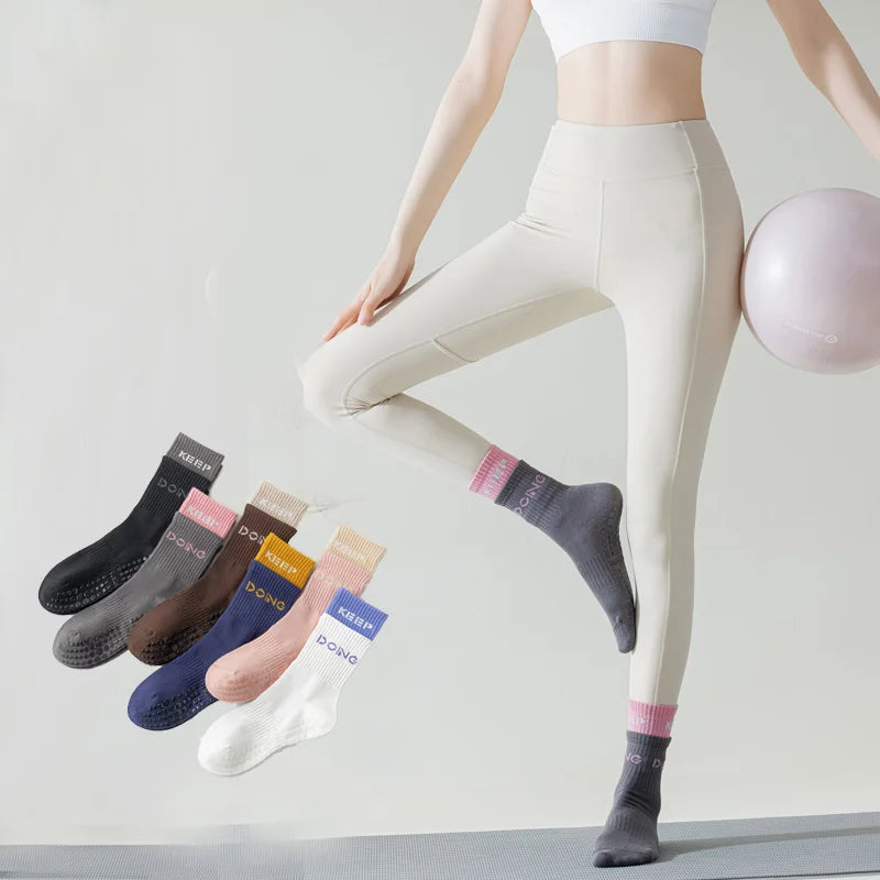 Seamless Custom logo Ins Pilates Socks Non-slip Yoga Cotton Grip Socks Wholesale Ladies Medium Tube Pile Thick Solid Socks