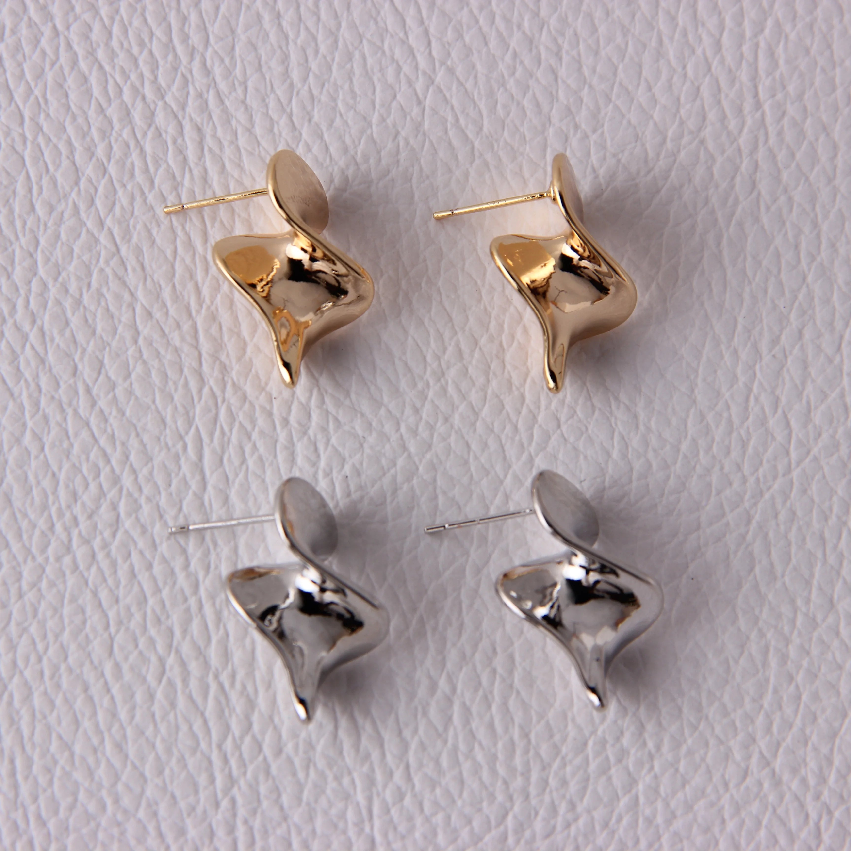 Korean Light Surface Kinked Geometric Shaped Stud Design Sense Niche C-Shaped Female Earrings