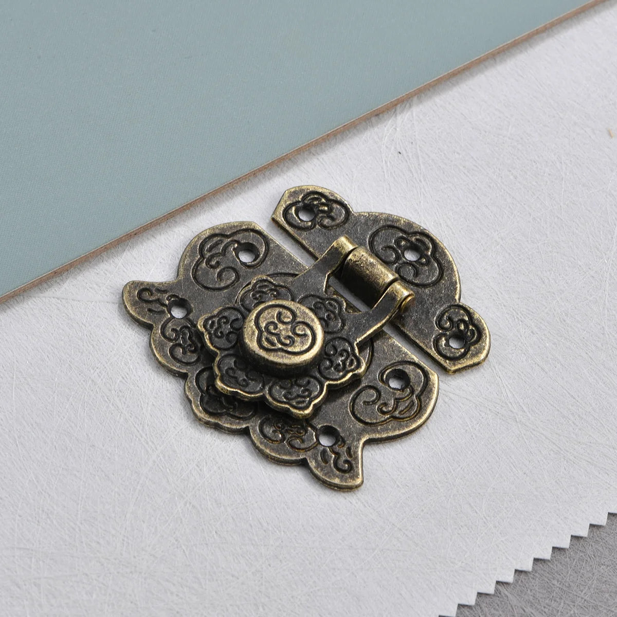 Antique Bronze Zinc Alloy Decorative Clasps Iron Lock Latches for Wooden Boxes Leather Trunks & Luggage Hardware Vintage Style