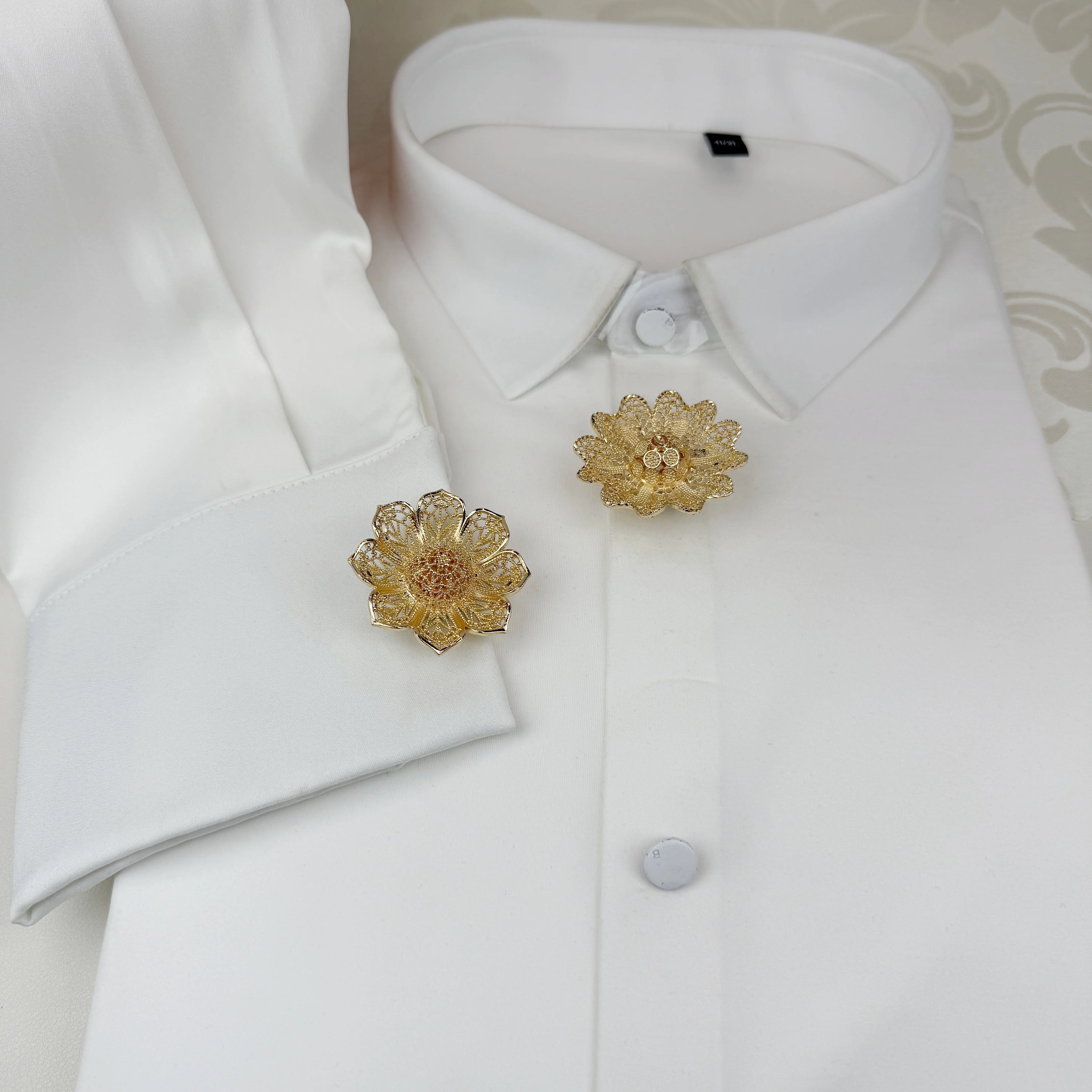 Wholesale Vintage Alloy Shirt Decorative Button Cufflinks Pins Buckles Corsage Custom Style 2-Color Four Clothing Accessories