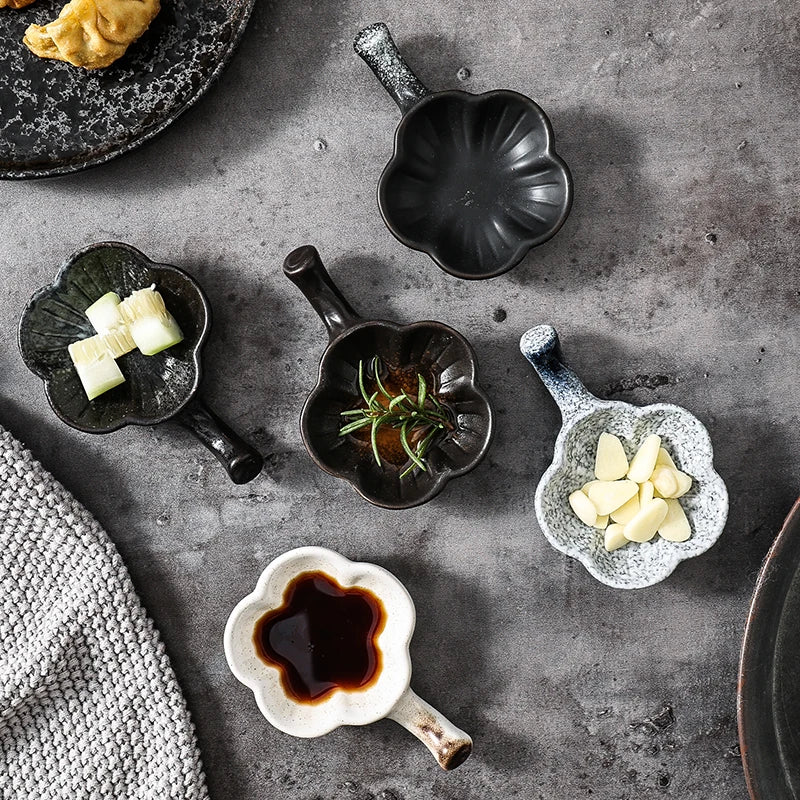 Japanese Restaurant Flower Shape Dipping Dishes Ceramic Soy Sauce Dishes With Handle