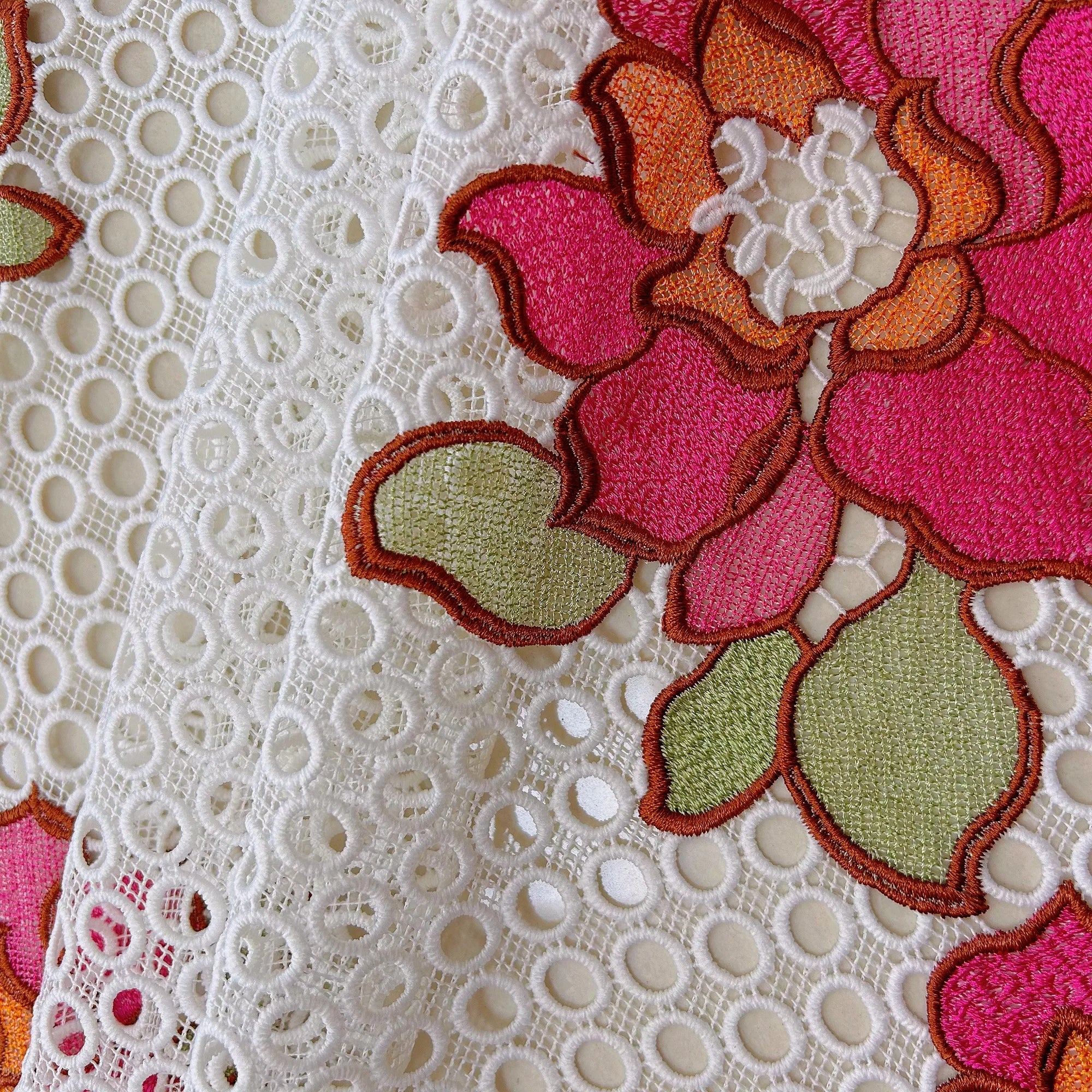 China Custom 100% Organic Cotton White Cutout Cloth Embroidered With Red Flowers for Dress