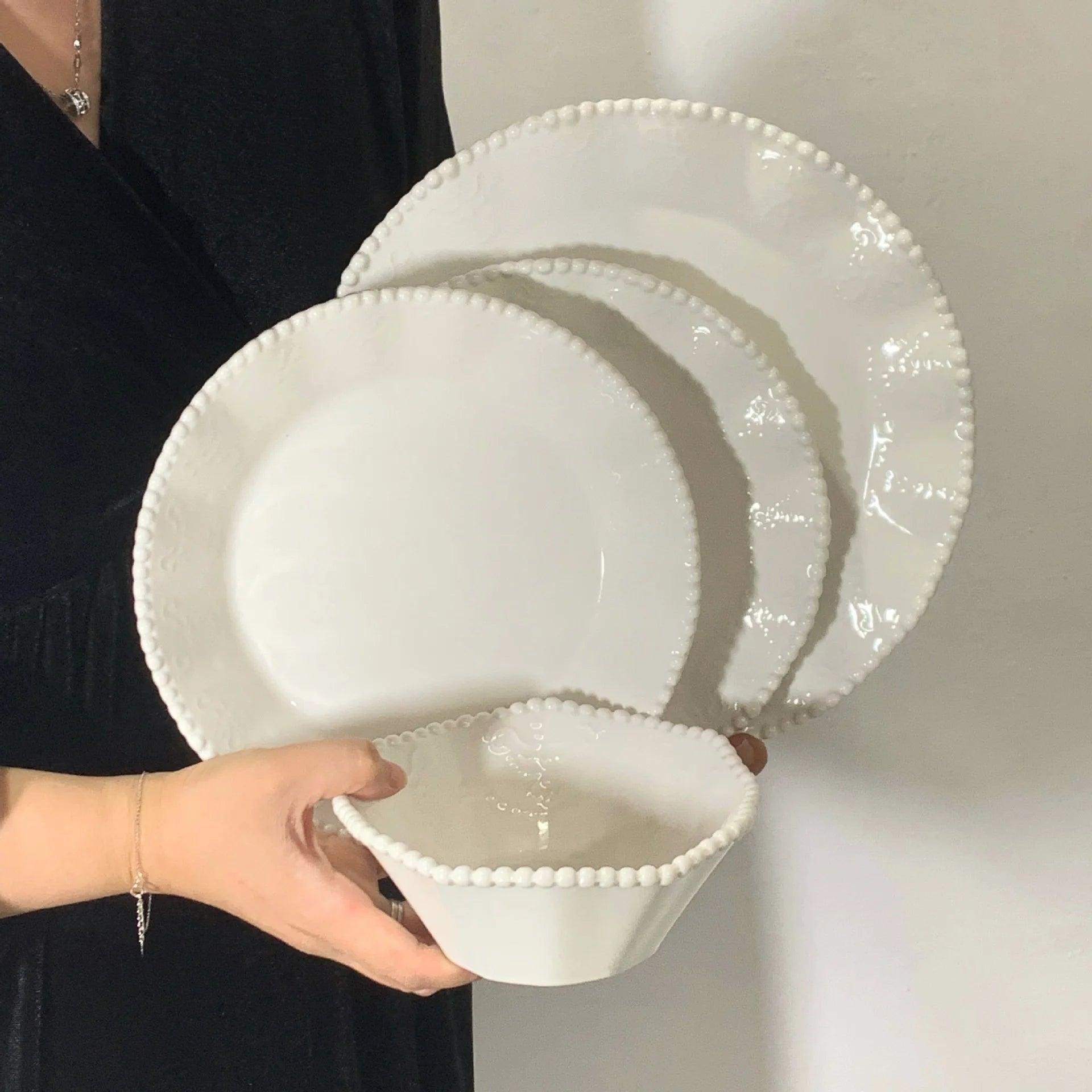 Durable Luxury White Beaded Ceramic Dinnerware Sets with Stain Resistant Glaze and Floral Pattern for Hotel and Restaurant Use