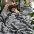 Hot Selling Luxury Thick Winter Blanket Plain Solid Color Flannel Fleece Lightweight Elegant Coral Fleece Blanket Throws