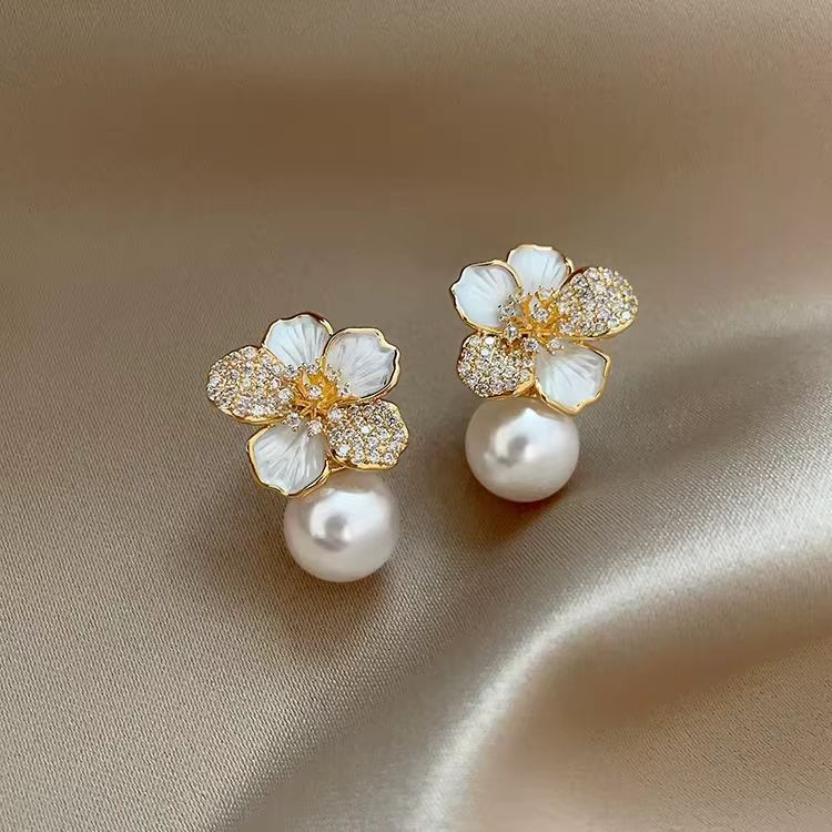 Women's Pearl Flower Light Luxury Graceful Fashionable Versatile Earrings MegaBDM
