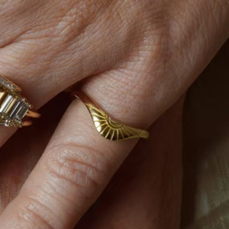 Curved Sunflower Pattern Titanium Steel Gold Rings MegaBDM
