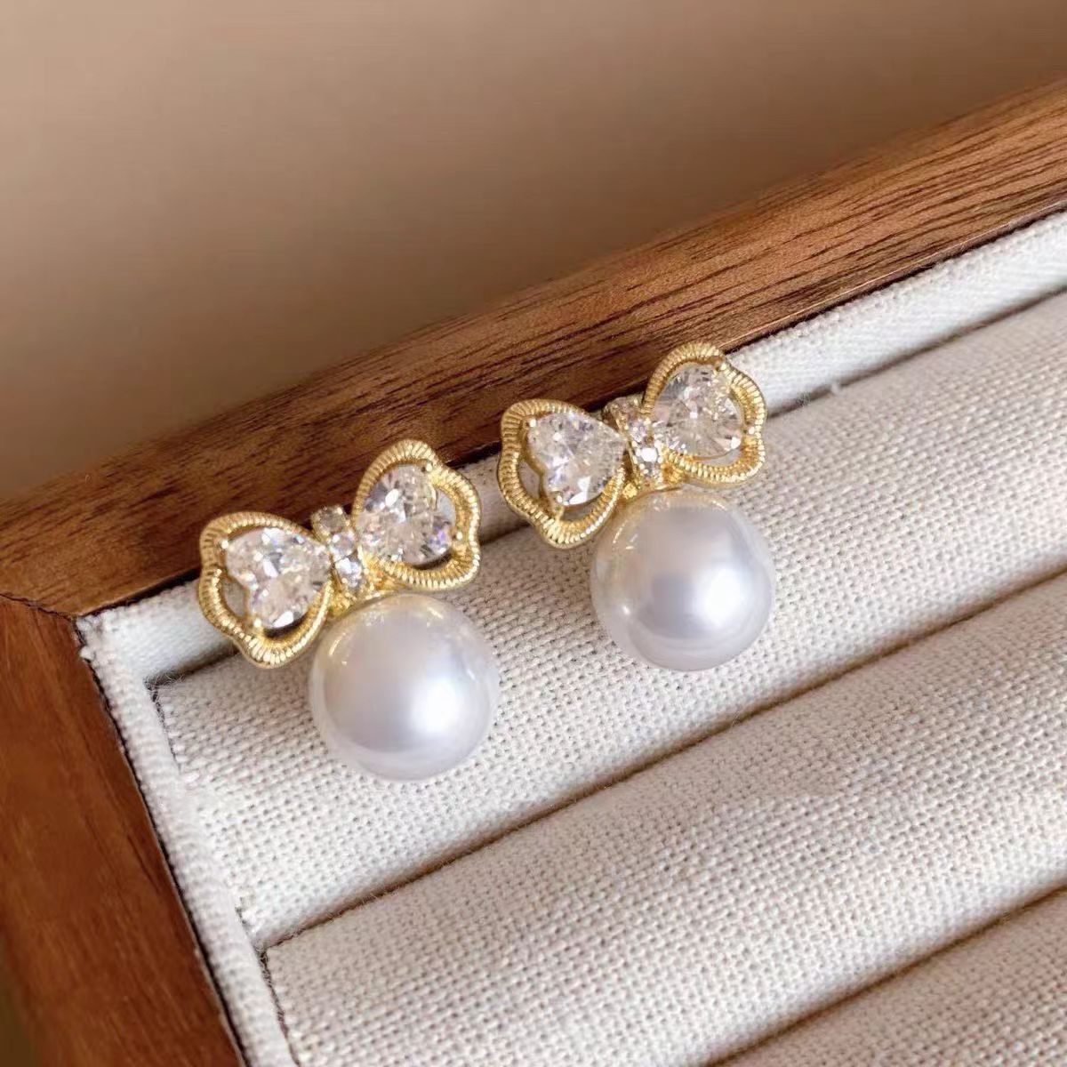 Women's Heart-shaped Zircon Pearl Ear Clip Bow High-grade Stud Earrings - 925 Silver Stud Earrings Model MegaBDM