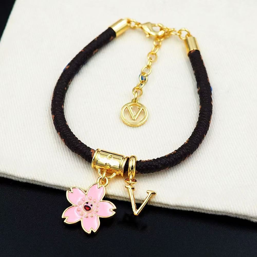 V's Four-leaf Clover Presbyopic Leather Couple Simple Bracelet - 21 MegaBDM