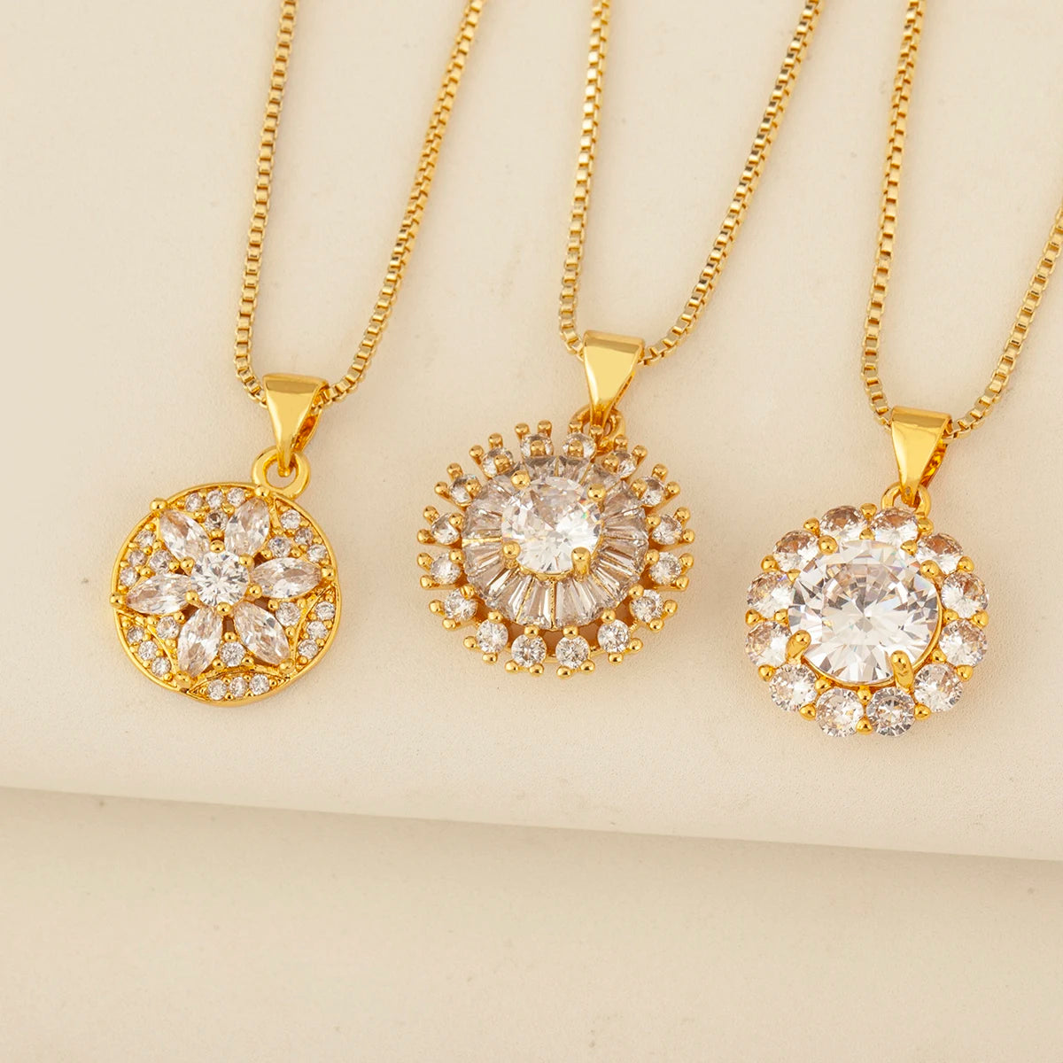 QIKU Wholesale Luxury Gold Plated Round Zircon Necklace Elegant Bridal Rhinestone Chain Necklace for Women