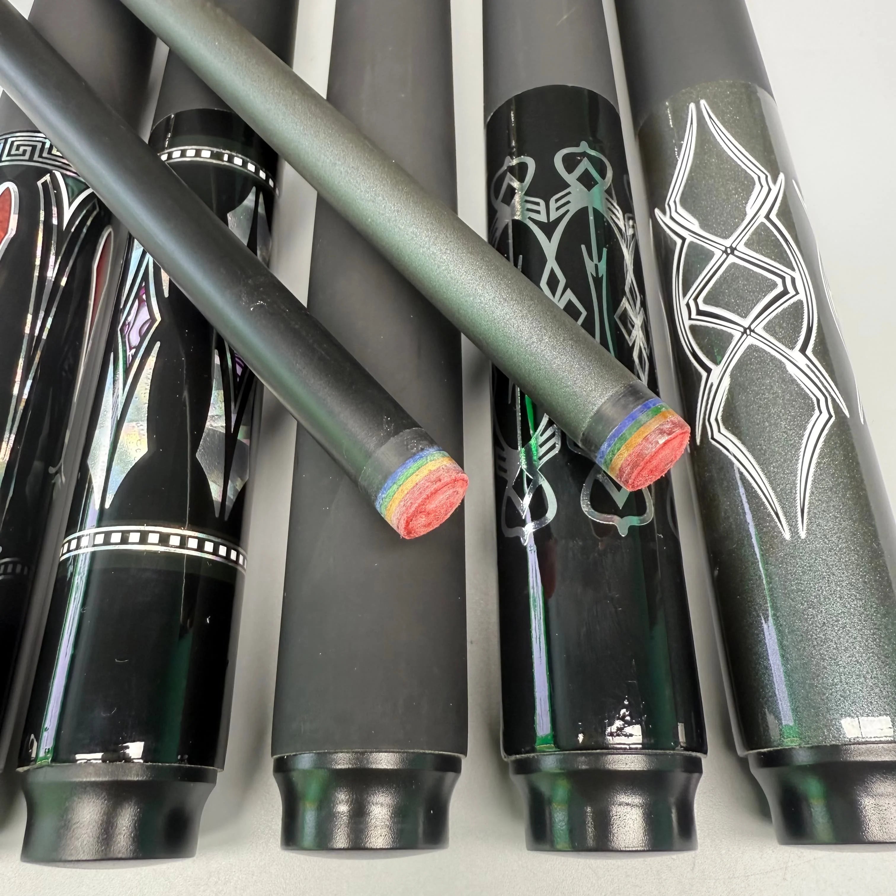 Factory Direct Carbon Fiber 13mm Light Weight Durable 2-Piece Billiard Pool Cue Stick for Pool Players