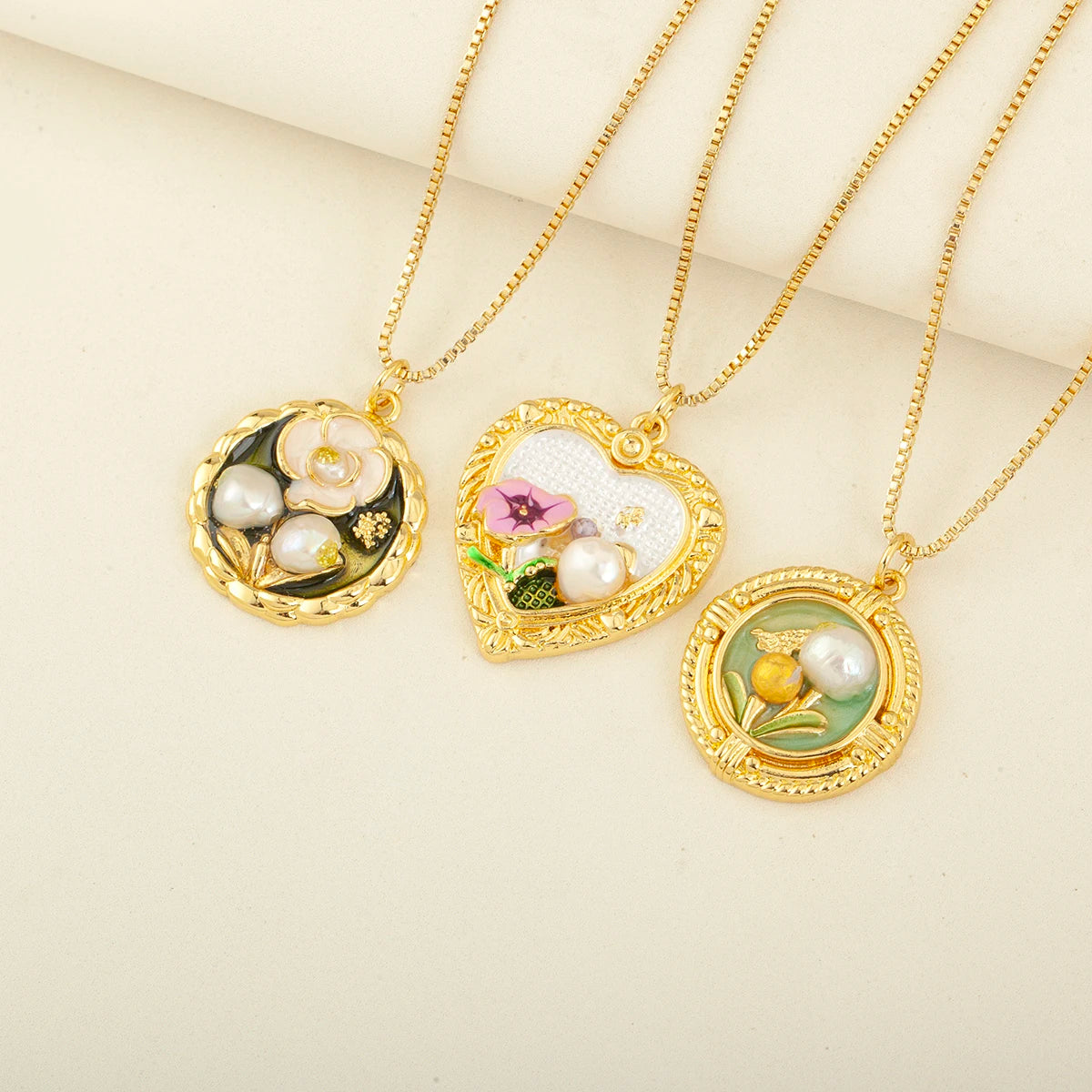 QIKU Wholesale Artificial Pearl Personalized Necklace Flower Designer Charm Gold Plated Jewelry for Women Wife