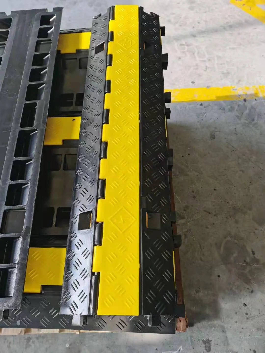 2 Channels 900*500*50mm Speed Bumps Anti Slip Wire Protection Driveway Traffic Rubber Cable Protector