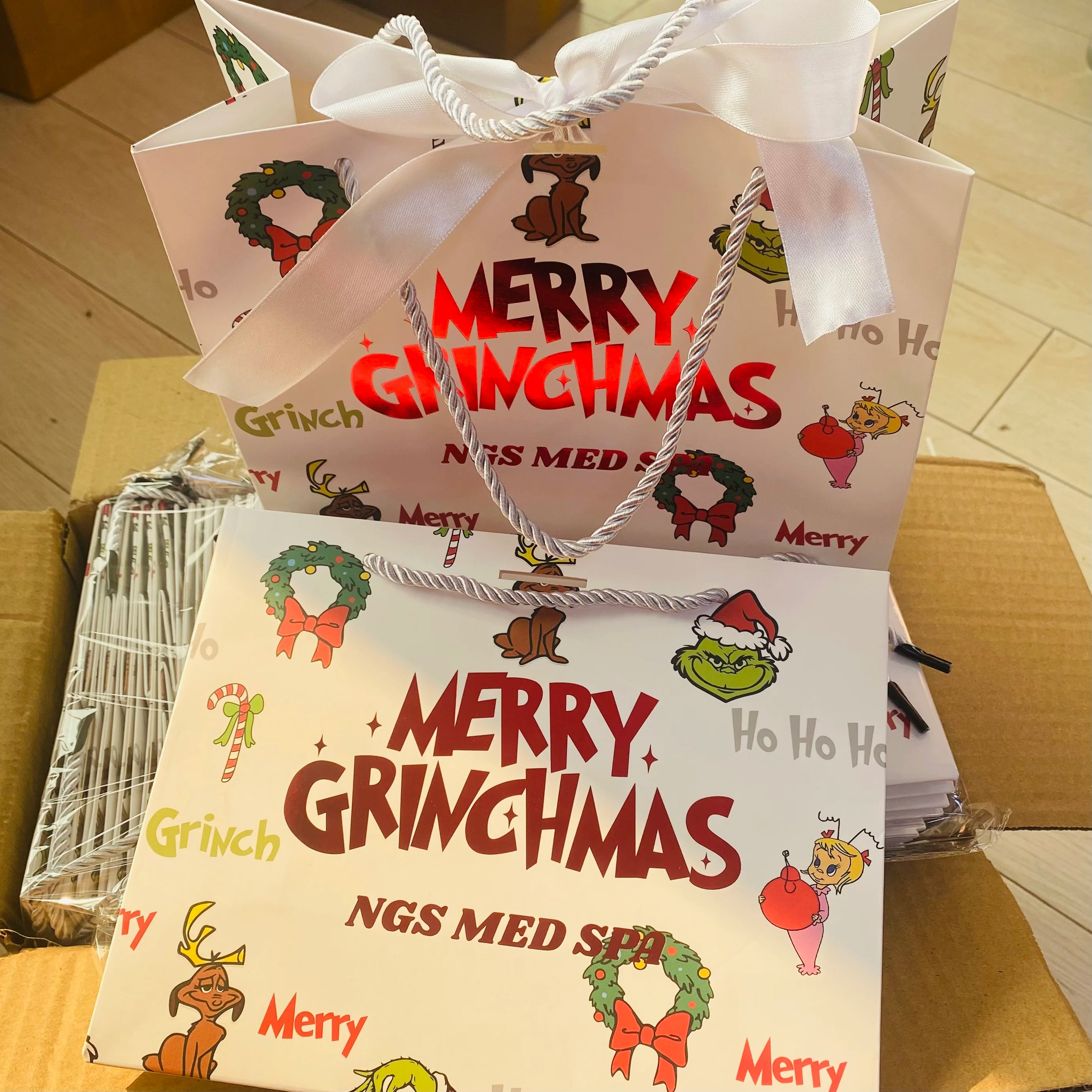 Wholesale Custom Printed  Shopping Gift Paper Packaging Bag with Handle and Your Own Logo