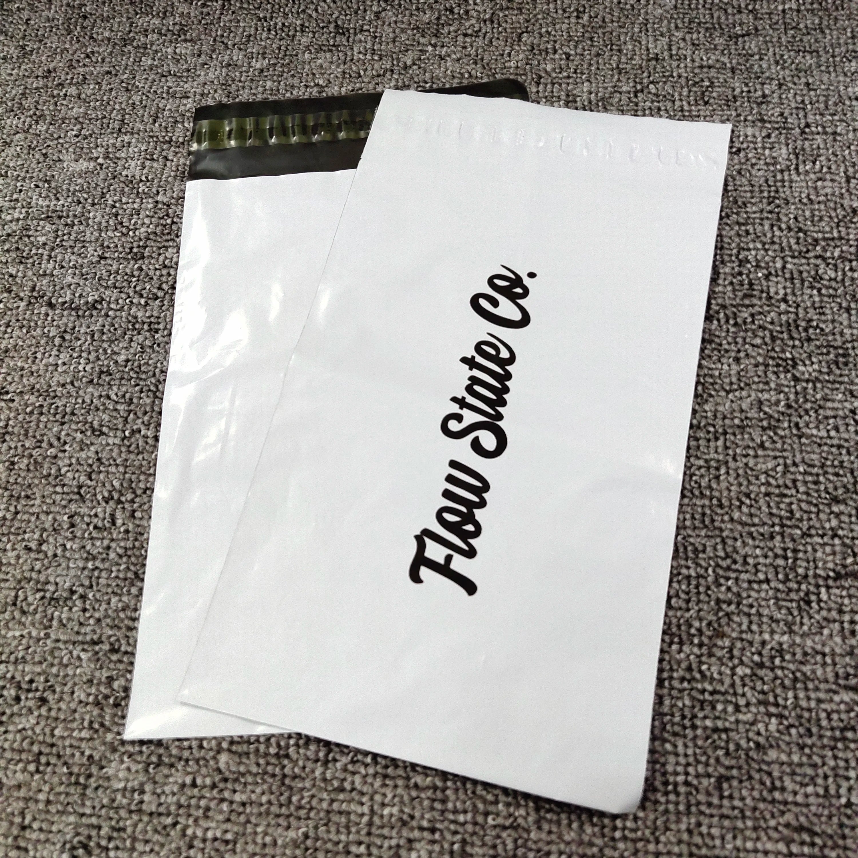 Wholesale Low MOQ Sustainable Handle Shipping Bags Waterproof White Mailer Bag with Self-Adhesive for Clothes