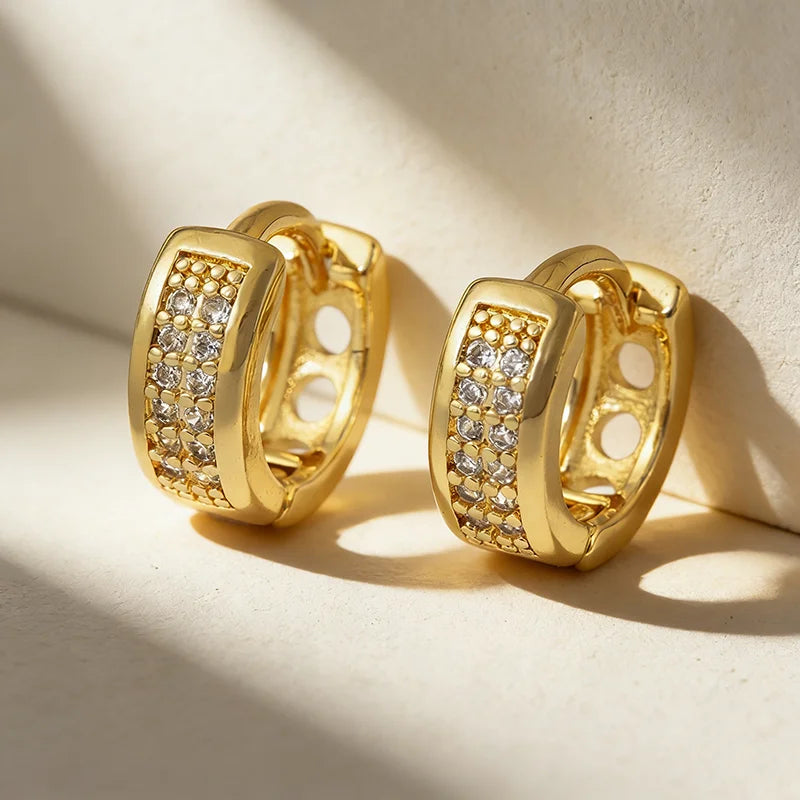 QIKU Wholesale Bold Small Gold Plated Pave CZ Copper Modern Luxury Valentine European Elegant Crystal Hoop Earrings for Women