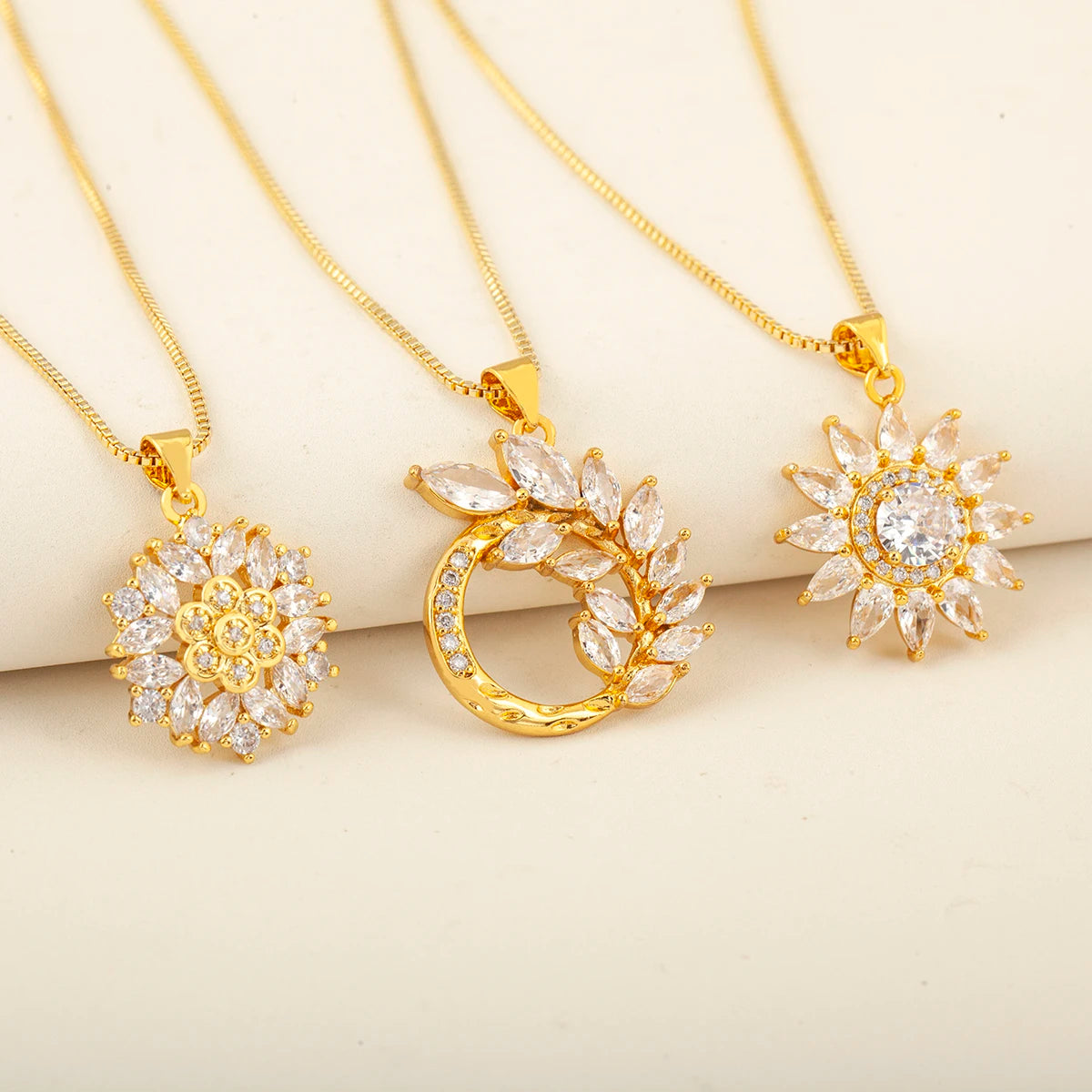 QIKU Light Luxury Flower Zircon Necklace Geometric Hollow Personalized Tiny Copper Jewelfy for Women Wedding