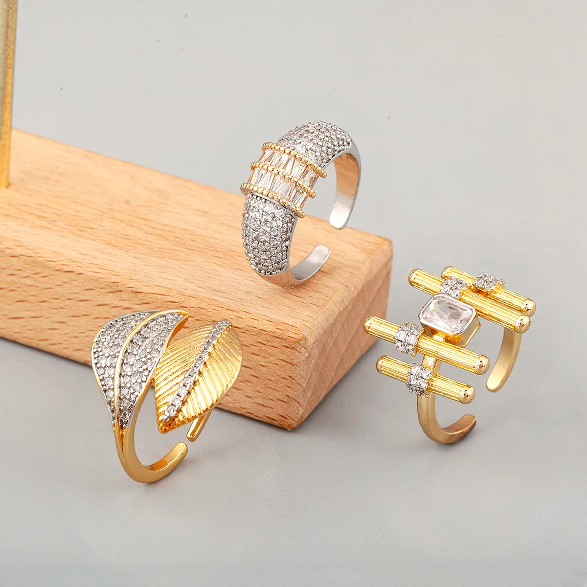 QIKU Wholesale 18K Gold Plated Fashionable Copper  Ring Shiny Iced Cubic Zircon CZ Pearls Jewelry for Women